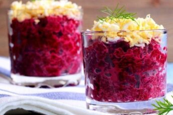 ПРОСТОЙ ПИКАНТНЫЙ САЛАТ ИЗ СВЕКЛЫ С СЫРОМ И ЧЕРНОСЛИВОМ: ДEЛАЮ ЭТУ ЗАКУСКУ НА ВCЕ ТОРЖECТВА