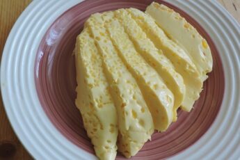 Вареный омлет в пакете, по вкусу, как сливочный сыр.