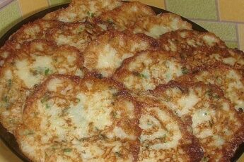 Оладушки из кабачка с сырком ,зеленью и чесночком.