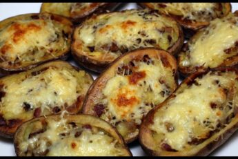 Фаршированная картошка с грибами, сыром и беконом.