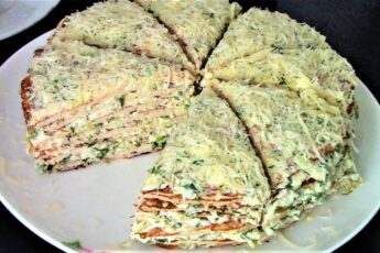 Все гости были в восторге от нежной и пикантной закуски из куриного филе! Куриный торт.