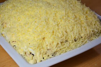 СЛОЕНЫЙ САЛАТ С КУРИЦЕЙ, ГРИБАМИ И КАРТОФЕЛЕМ — пошаговый рецепт вкусного салата. И в ПИР, и в МИР!