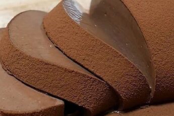 Такой вкуснятины вы точно ещё не пробовали! Нежнейший, кремовый, тающий во рту десерт. Он очень вкусный, в меру сладкий, а ещё очень-очень шоколадный!