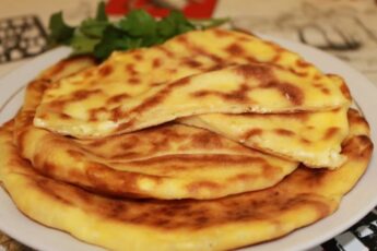 Вкусные сырные лепешки из кефира всего за 10 минут