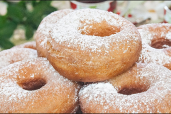 Приготовим вкусные дрожжевые пончики на молоке. Это чудесное лакомство любят и дети и взрослые.