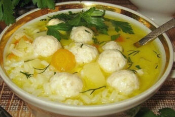 НОВЫЙ ВКУС: МОЛОЧНЫЙ СУП С РИСОМ И КУРИНЫМИ ФРИКАДЕЛЬКАМИ
