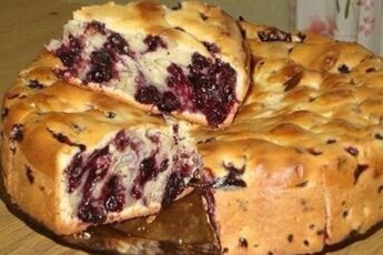 Пирог с чёрной смородиной