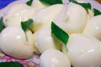 Домашняя МОЦАРЕЛЛА. Вкуснее магазинной а готовится за пол часа!