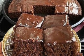 Тортик получается просто невероятным! Вкусный, влажный и такой шоколадный! Готовить всем!