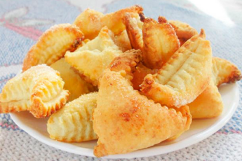 УДИВИТЕЛЬНО ВКУСНОЕ ДОПОЛНЕНИЕ К ЧАЮ — НЕЖНЫЕ И ХРУСТЯЩИЕ ТВОРОЖНЫЕ УШКИ