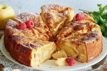 Пышная Шарлотка с яблоками