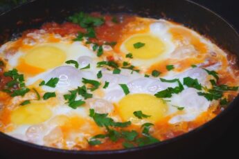 Шакшука. Уверена Ты сейчас же побежишь на кухню)