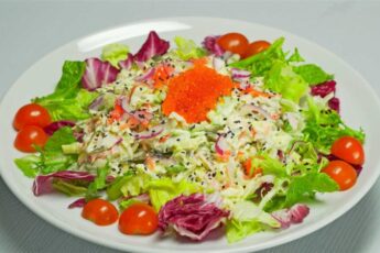 Салат из крабовых палочек и морской капусты: все просто и вкусно
