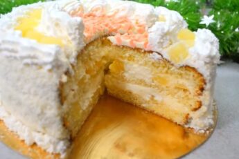 Очень красивый и вкусный бисквитный торт «Пина Колада»