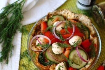Сытный греческий салат в омлете: оригинальная подача