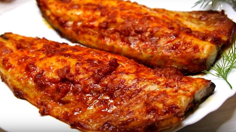 Скумбрия с чесноком и паприкой, запеченная в духовке