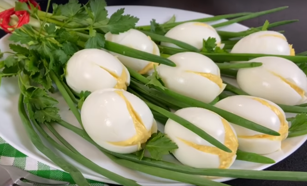 Простая закуска из яиц «Белые тюльпаны»
