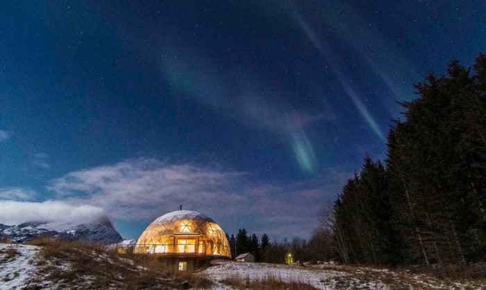 В Арктике семья с 4 детьми построила и живет в самодостаточном саманном доме под стеклянным куполом (+Фото)