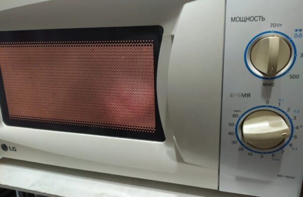 Кухонные полотенца стираю в микроволновке от жирных пятен и запаха