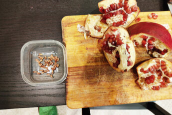 Купил гранат и посадил несколько косточек. Не ожидал, что они так просто взойдут. Показываю их рост за 6 недель.