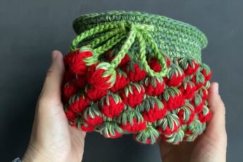 Клубничная корзинка для хранения мелочей — свяжите её крючком за один вечер