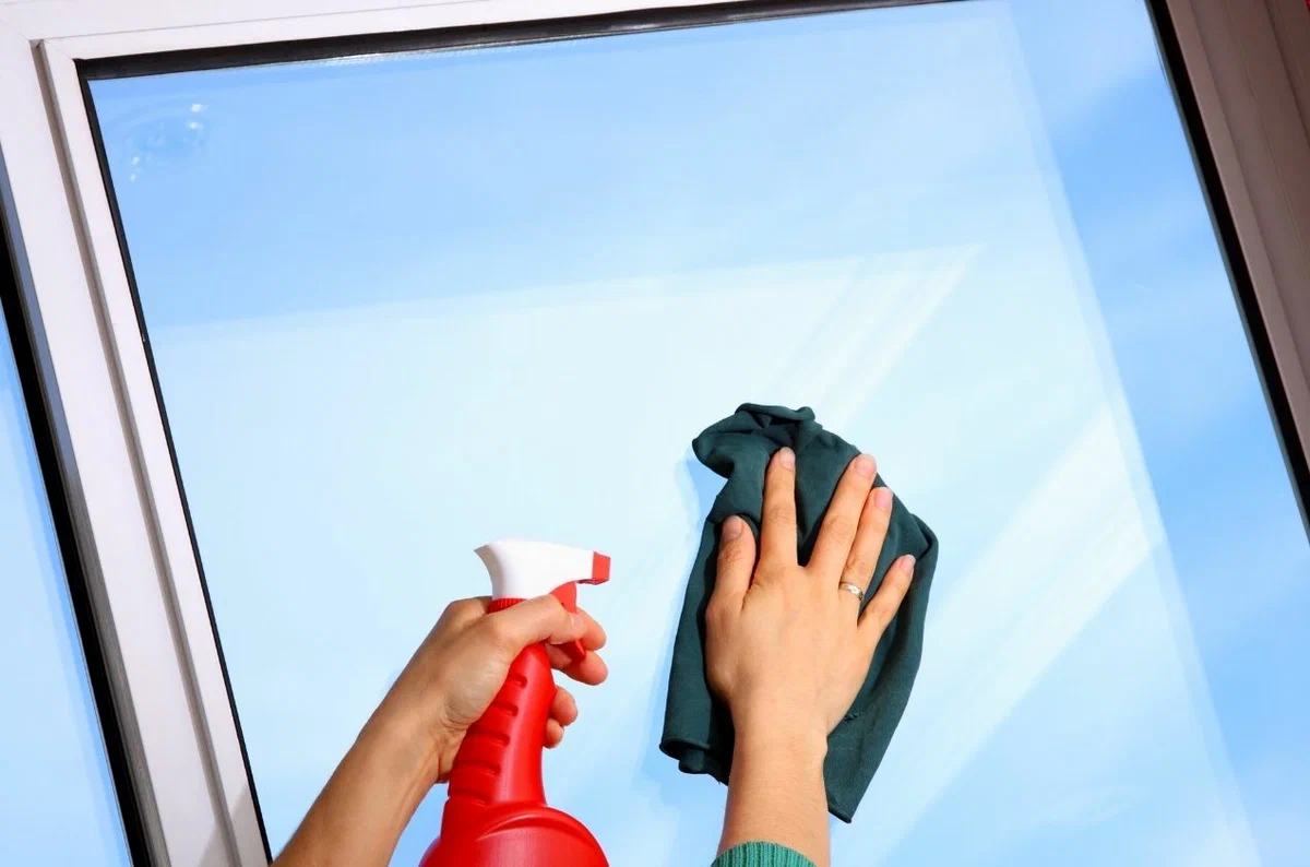 Как эффективно помыть окна без разводов. Окна не вымыты. Быстро и качественно помыть окна. Помыть окна магнитный. Раствор который убирает разводы с окон.