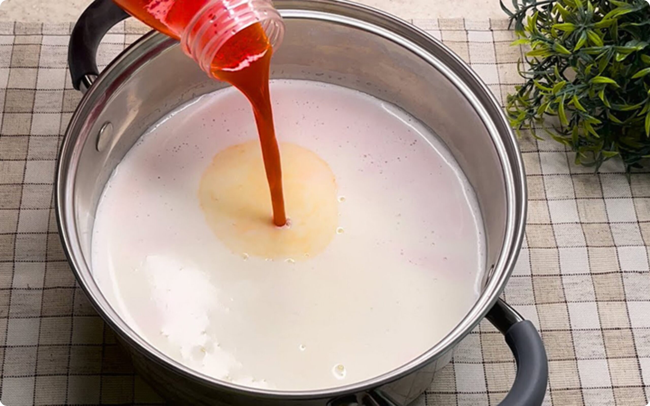 Варим молоко 15 минут и добавляем томатный сок. Натуральный сыр через 3 часа на столе