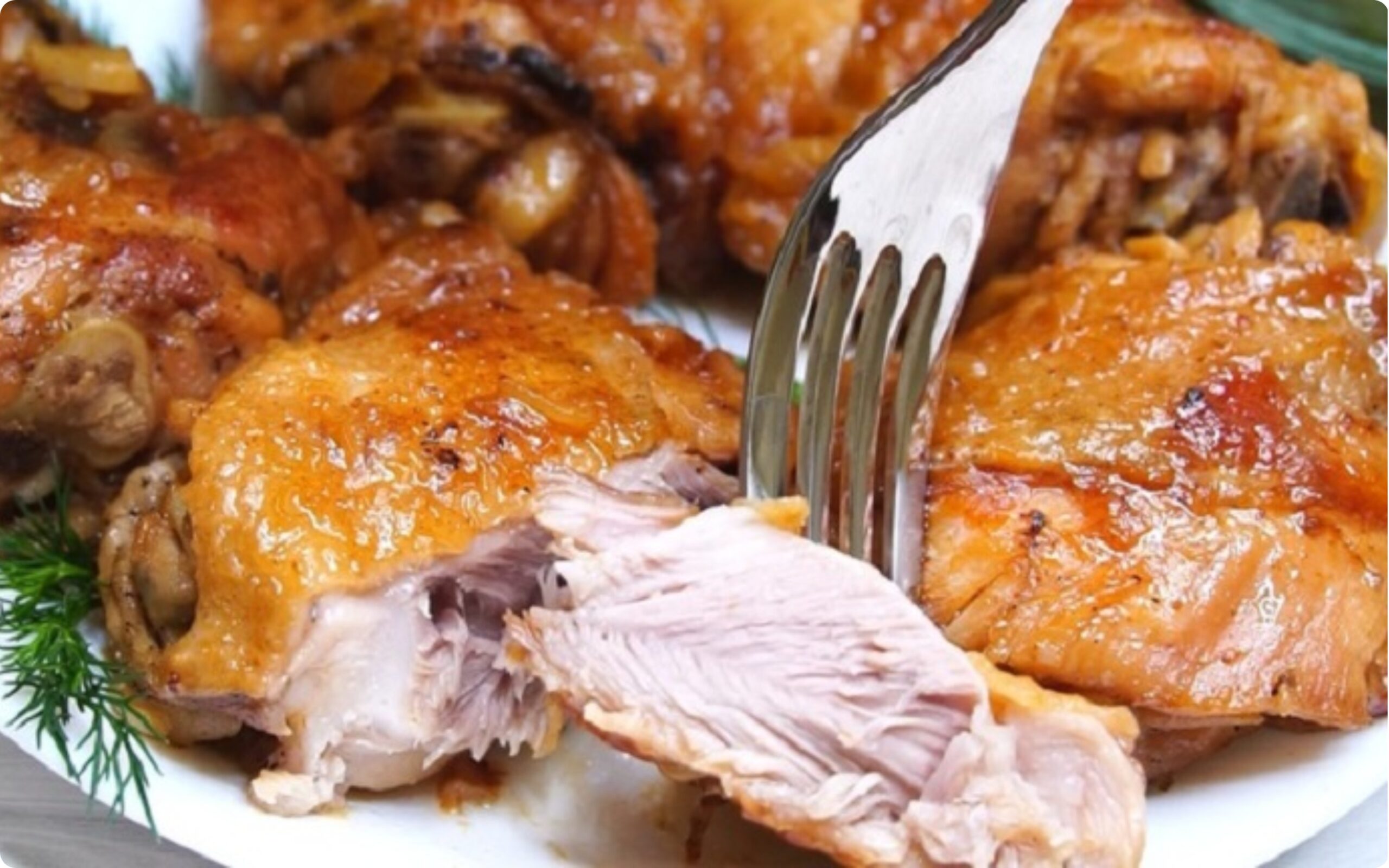 Курица на сковороде сочная и мягкая. Куриные блюда. Куриное мясо жареное.