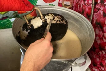 Способ "2 стакана". Как можно почистить сковороду от жира и нагара.