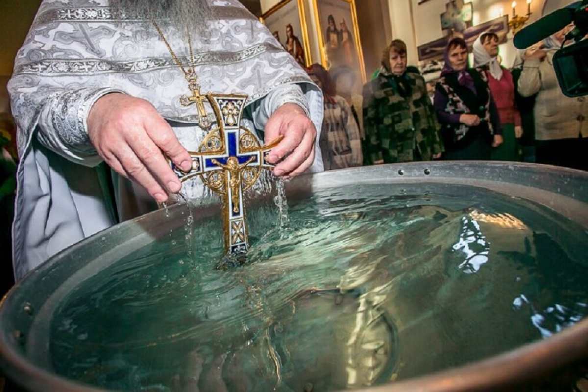 Сколько хранится святая вода дома