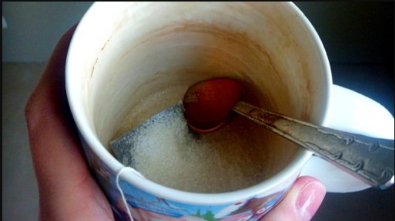 Как отмыть пятна от чая с чашек