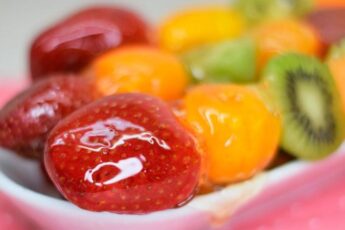 Старинный бабушкин рецепт: стеклянные фрукты и ягоды