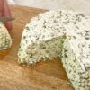 Превратили 1 литр магазинного молока в 1 килограмм сыра с травами: рецепт, которым не любят делиться сыровары