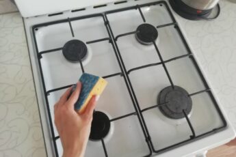 Больше не мучаюсь с мытьем решетки газовой плиты. Чищу от нагара за 7 минут — сияет как новая (делюсь хитростью)