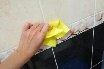 Приспособилась мыть плитку в ванной перекисью водорода. Стоит копейки и отмывает до блеска (делюсь хитростью)