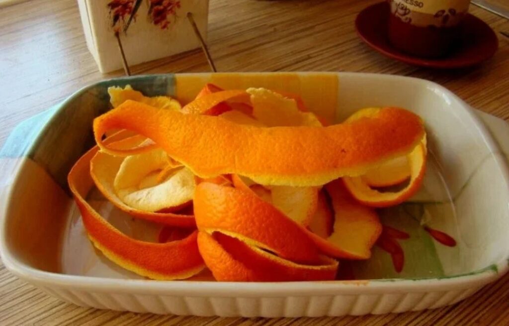 Корки от апельсинов не выбрасываю, а заливаю их уксусом. Получаю эффективное чистящее средство. Рассказываю подробнее…