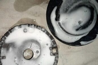 За 5 минут отмываю жирные конфорки до блеска, теперь газовая плита работает «как часы»