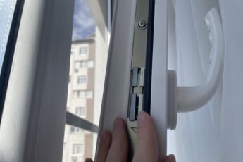 Перед зимой настраиваю окна, и дома тепло, а стёкла не запотевают. Рассказываю простой способ