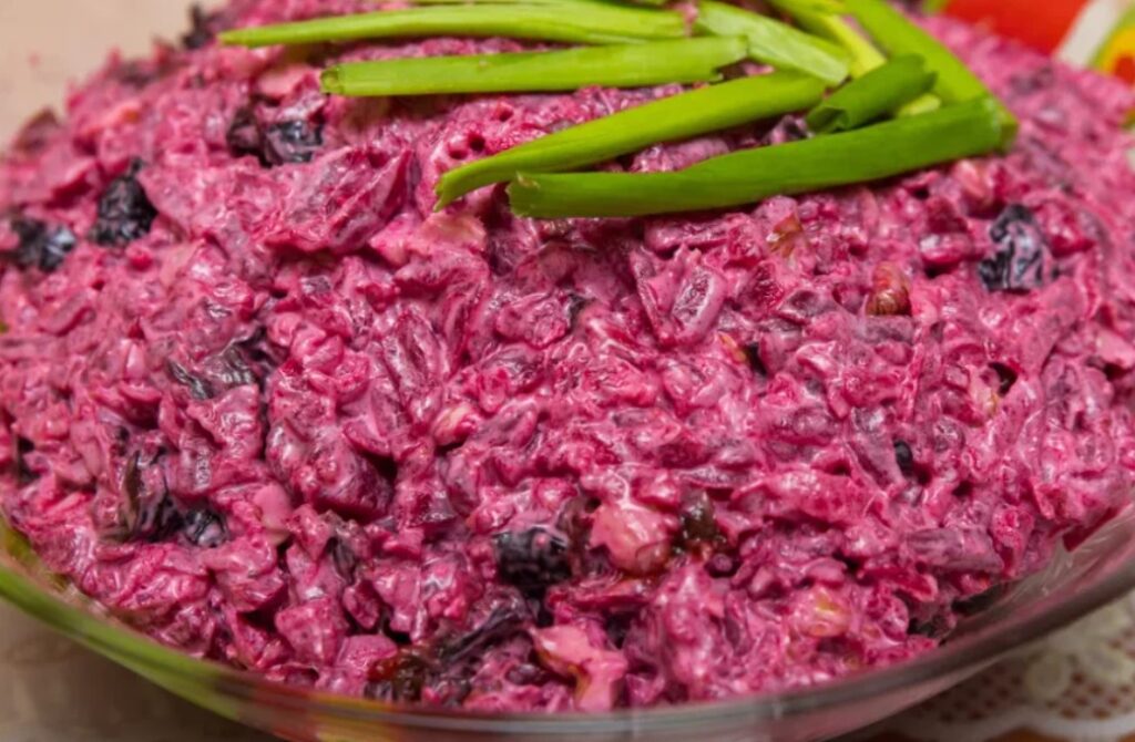 Слоеный салат с черносливом и свеклой: простой, но очень вкусный, подойдет на каждый день