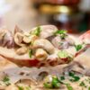 Куриная печень с грибами в сливочном соусе: быстрое блюдо на ужин, которое понравится многим