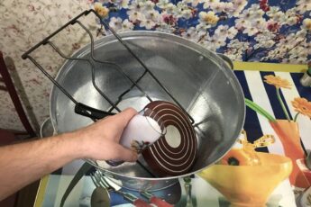 Способ "2 стакана", который хорошо чистит сковороду, решетку от нагара и жира