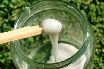 Самодельный клей: склеивает кирпич, железо и пластик. Рецепт прост до смешного, ингредиенты есть в любом доме