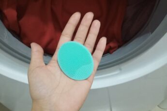 Что я кладу в барабан стиральной машины, чтобы избавиться от шерсти и волос на вещах. Полезный совет для каждой хозяйки