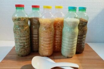 Бутылки из-под молока не выбрасываю. Приспособилась хранить в них крупы (делюсь своим опытом)