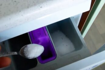 Одна ложка домашнего средства в лоток стиральной машинки и происходит магия. Полотенца на выходе мягкие и пушистые