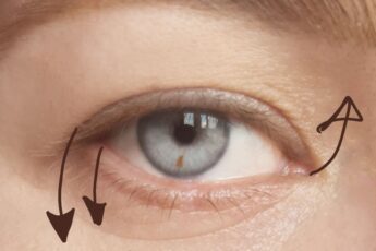 Омолаживает и делает глаза красивее: одна тонкость в макияже глаз, которую можно использовать в 30 лет и в 50+