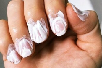 Без щипчиков, ножниц и ремувера: как сделать маникюр и избавиться от грубой кутикулы и заусенцев