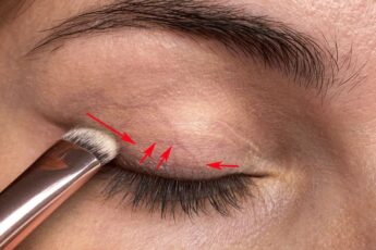 Идеально для нависшего века – растушеванная стрелка. Показываю пошагово, как её сделать
