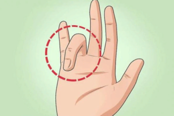 Если беспокоит напряжение в плечах и шее - делаем массаж с безымянным пальцем