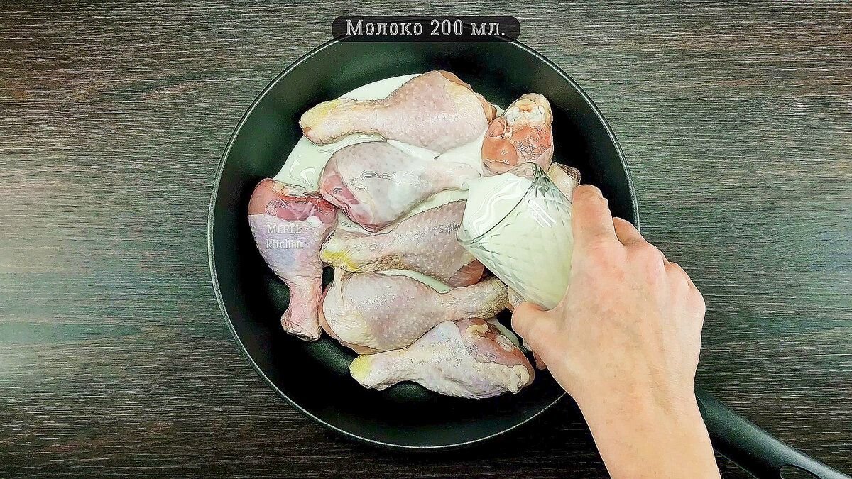 На отдыхе в Турции увидела как уличные повара необычно готовят курицу, они заливают ее молоком: сделала так же и удивила друзей